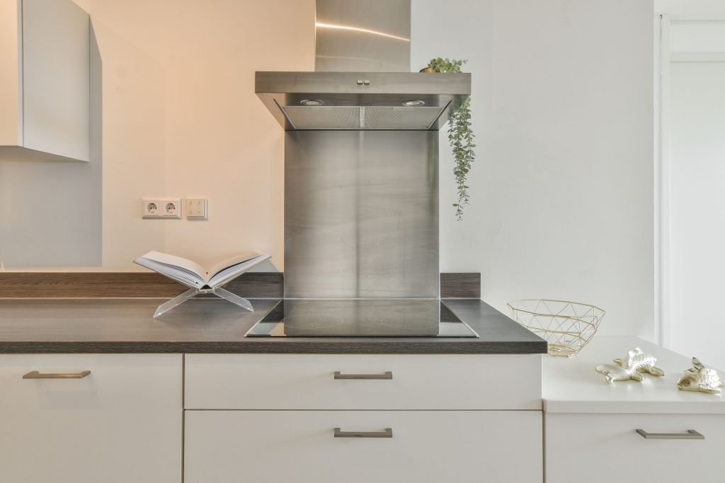 Cocina moderna con muebles blancos y encimera instalada en Málaga